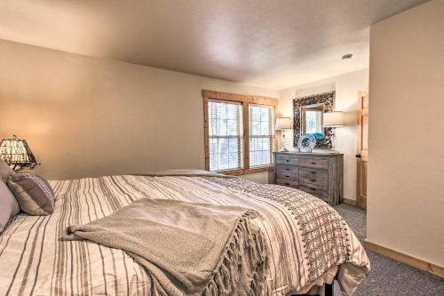 Klamath Falls Cabin Retreat with Deck and Grill!客房内的一张或多张床位