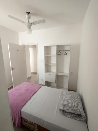 陶巴特HOSPEDARIA POPULAR的一间卧室配有一张床和吊扇