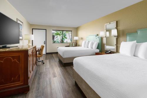 奥兰多可可中心水上乐园度假酒店的酒店客房设有两张床和一台平面电视。