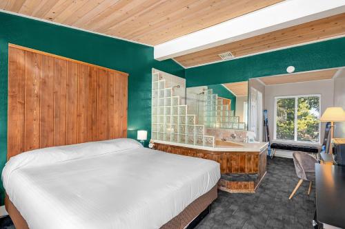 塔霍城The Inn at Boatworks, Lake Tahoe的一间卧室配有一张床和一张书桌