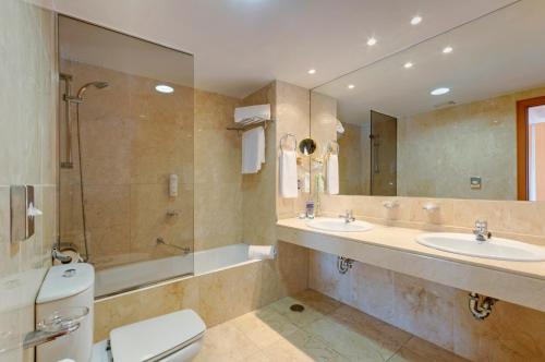 马略卡岛帕尔马Hotel Palma Bellver , Affiliated by Meliá的一间带两个盥洗盆、淋浴和卫生间的浴室