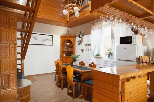 ErdőhorvátiZemplén Gyöngye Vendégház的厨房配有木桌和冰箱。