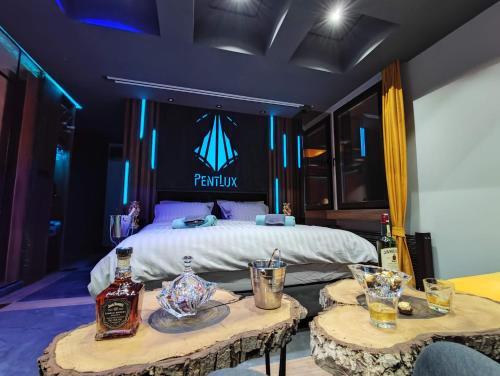 斯科普里PentLux - SPA Penthouse in the heart of Skopje的一间卧室配有一张床和两张带酒瓶的桌子。