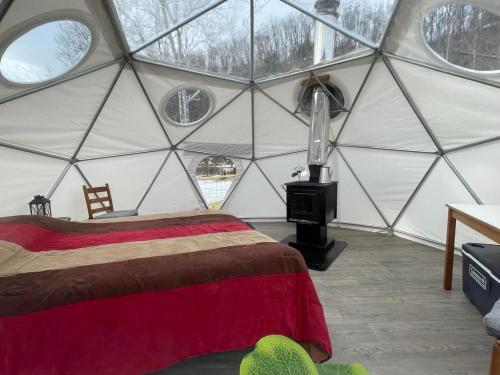 DryforkLaurel River Club Bed & Breakfast or LRCBNB的圆顶帐篷内一间卧室(带一张床)