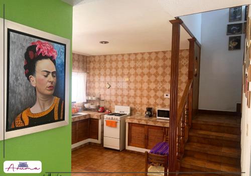 库埃纳瓦卡Aruma Cuernavaca的厨房墙上挂着一幅女人的画