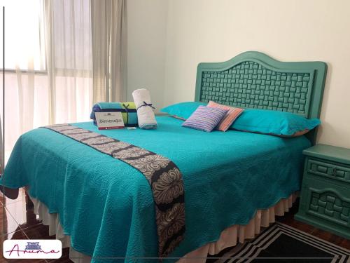 库埃纳瓦卡Aruma Cuernavaca的一间卧室配有带枕头的绿色床