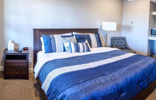 WashingtonInn at Elijah McLean's的卧室配有蓝色和白色的床和椅子