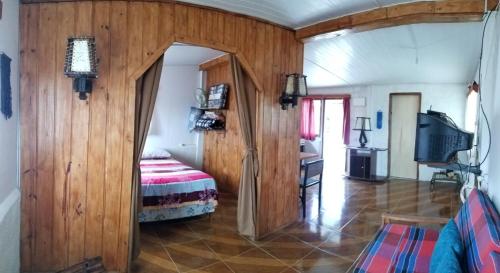拉科罗尼亚Maridalba的客房设有带一张床和电视的卧室。