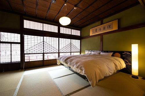 小松市Ryusuke25 - Vacation STAY 71742v的一间设有床铺的卧室,位于带窗户的房间内
