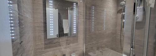 伦敦Garland Stylish Apartment 1 in Greater London的一间带镜子和淋浴的浴室