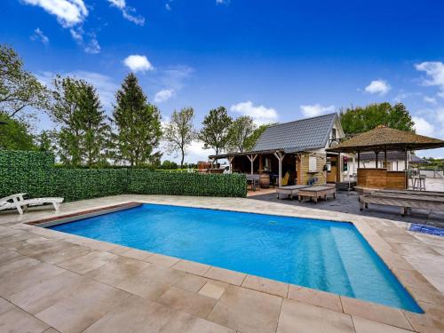 DidamTasteful Villa in Didam with Garden的一座房子后院的游泳池