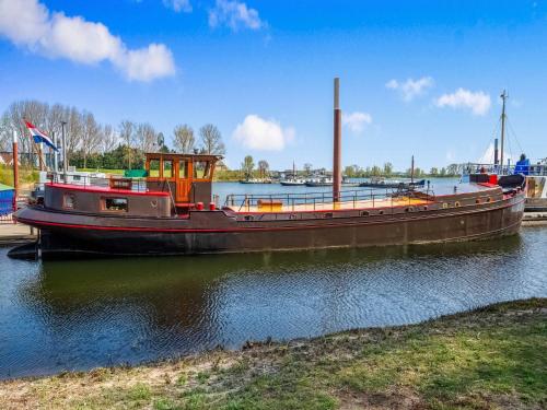KerkdrielLuxury boat in Kerkdriel的船停靠在河水里