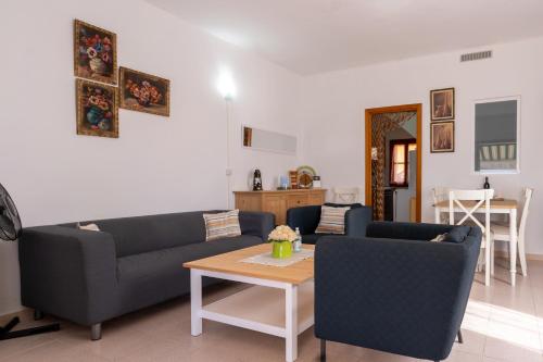圣艾尔姆PuntBlanc Residences的客厅配有两张沙发和一张桌子