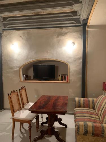 KahlaHistorische Renaissance-Stube Kahla的客厅配有桌子和沙发