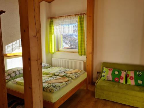 日利纳Penzión Malá Fatra u Ďurka的一间卧室设有两张双层床和一扇窗户。