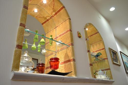 切法卢地中海酒店的镜子在墙上