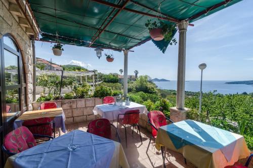 奥拉萨奇莫乐迪旅馆的一个带桌椅的海景庭院