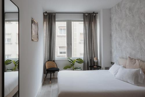 略夫雷加特河畔奥斯皮塔莱特Apartamentos Progres的卧室配有白色的床和窗户。