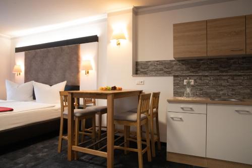 芬特斯沃德Hotel zur Kulturweberei的酒店客房带一张床、一张桌子和椅子