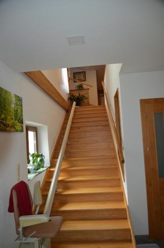 MardetschlagGasthof Pammer的一座铺有木地板的房屋内的楼梯
