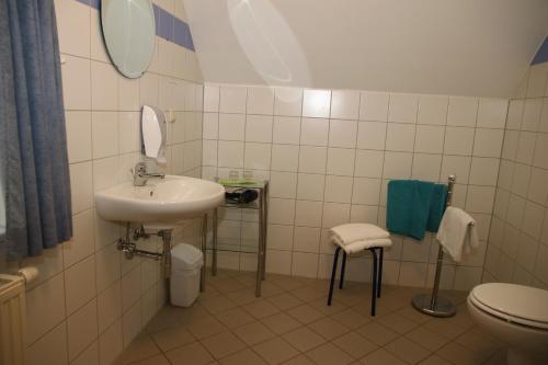 Pernegg an der MurPernegger Dorfstub´n的一间带水槽和卫生间的浴室