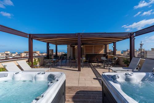 巴勒莫Palermo Blu - Multi Suite的房屋屋顶上的热水浴池