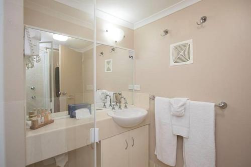 格拉德斯通Harbour Sails Motor Inn的白色的浴室设有水槽和镜子