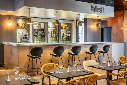 沙朗通勒蓬巴黎博泰赛宜必思快捷酒店的一间带桌椅的餐厅和一间酒吧