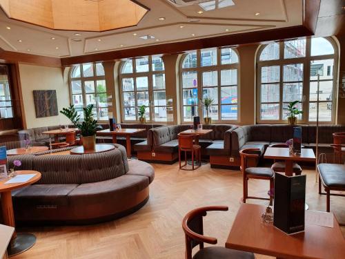 大恩策斯多夫穆勒尔高德纳旅馆的餐厅配有沙发、桌子和窗户
