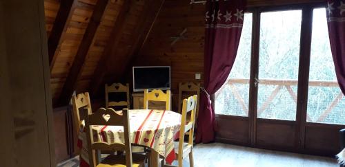 若西耶chalets montagnard的小屋内带桌椅的用餐室