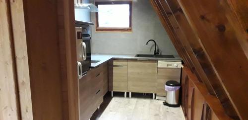 若西耶chalets montagnard的一间带水槽和微波炉的小厨房