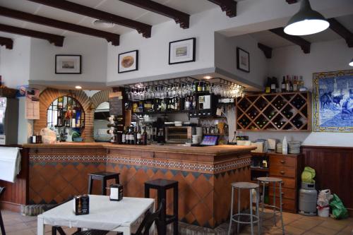 阿尔科斯-德拉弗龙特拉圣马科斯旅馆的餐厅内的酒吧,带柜台和凳子