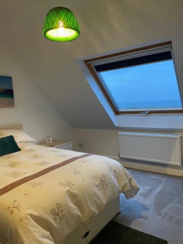 纽基The Town House - Newquay的一间卧室设有一张床和一个大窗户