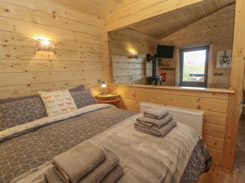 达灵顿Foxes Den的小木屋内一间卧室,配有一张床