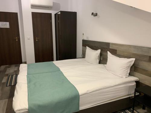 大特尔诺沃ARTE Hotel rooms & apartments的一间卧室配有一张带白色床单的大床