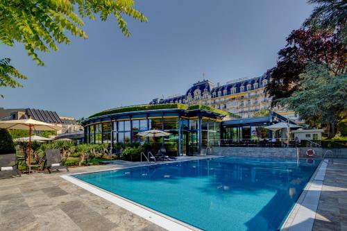 费尔蒙特莱蒙特勒宫酒店内部或周边的泳池