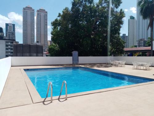 巴拿马城塔楼套房酒店的建筑物屋顶上的游泳池