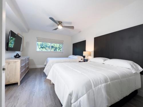 布卡拉顿365 Ocean的一间卧室配有两张床和吊扇