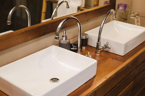 米萨华丽港哈玛德里亚山林小屋的一个带两个盥洗盆的柜台浴室