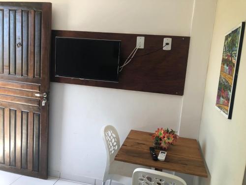 奥林达Olinda mar pousada的一间设有桌子的用餐室和墙上的电视