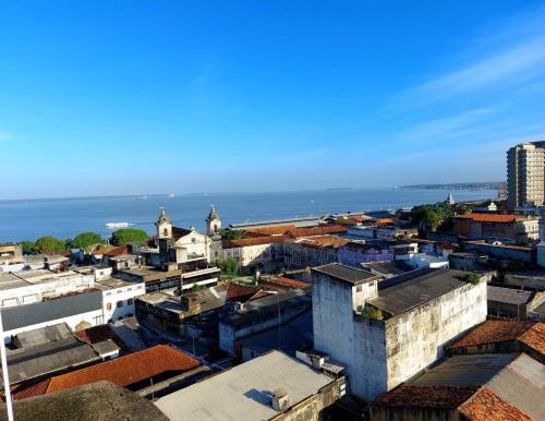 贝伦Apto com vista para Baía do Guajará的城市的空中景观,建筑和海洋