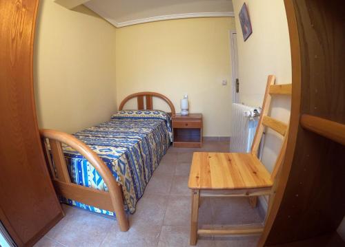 San Pedro PalmichesCasa Rural Guadiela II的一间小卧室,配有一张床和一张桌子