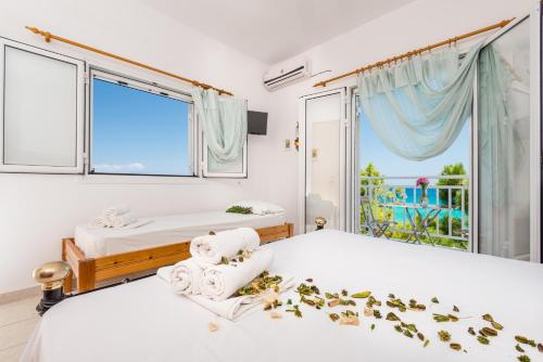 阿利卡纳斯塔索斯&马里奥斯II号公寓酒店的一间卧室设有两张床和窗户。
