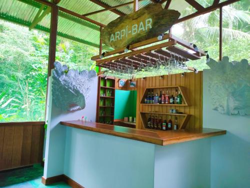 马尔多纳多港K'erenda Homet Reserva Natural的带有阅读防腐条标志的酒吧