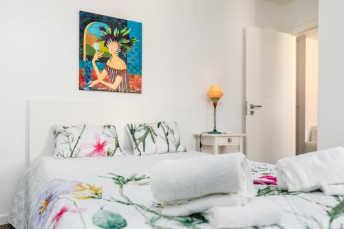 埃斯托利尔Tilias Apartment at Estoril的一间卧室配有一张壁画床