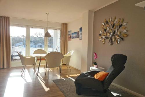 巴贝Villa Stoertebeker Apartment 19的客厅配有桌子和椅子