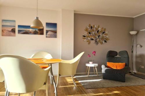 巴贝Villa Stoertebeker Apartment 19的客厅配有桌椅