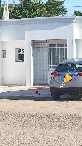 佩尼亚斯科港Brenda Alicia 2的停在房子前面的汽车