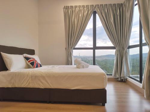 雪邦Bell Family Suite @Sepang Kota Warisan KLIA的一间卧室设有一张床和一个大窗户