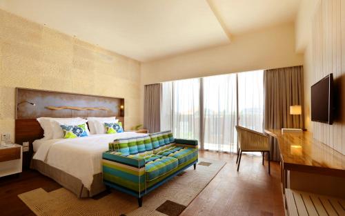 勒吉安塞米亚克巴厘岛TS套房酒店的酒店客房,配有床和沙发